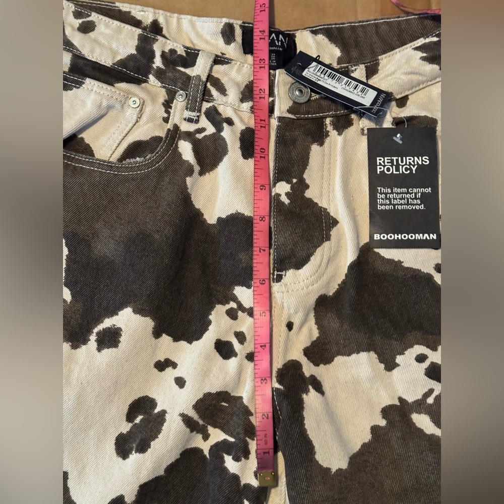 BoohooMAN Tall Washed Baggy Fit Cow Print Jeans - Picture 9 of 14